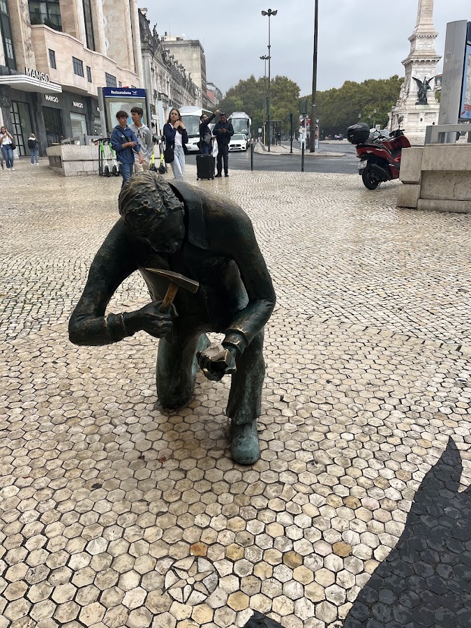Monumento Almada Negreiros - Alma Moderna foto 2
