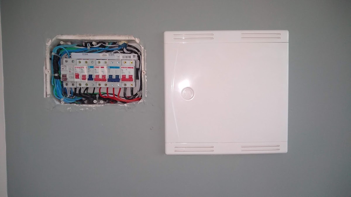 ELETRICISTA LUCAS EM LISBOA e Handy Man SERVIÇOS EM GERAL: Tomadas Iluminação Disjuntor Aquecedor Pladur Pintura etc.. foto 2